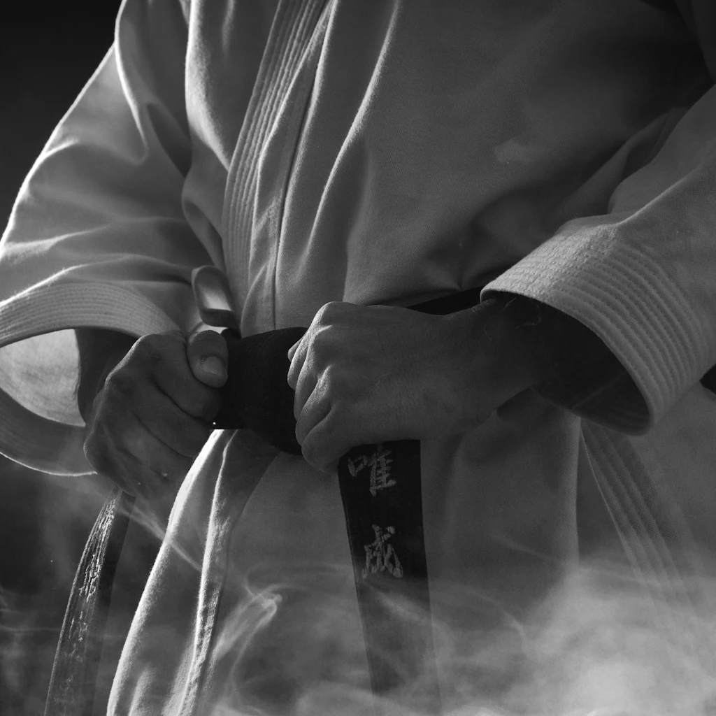 Ceinture de judo nouée sur un kimono blanc