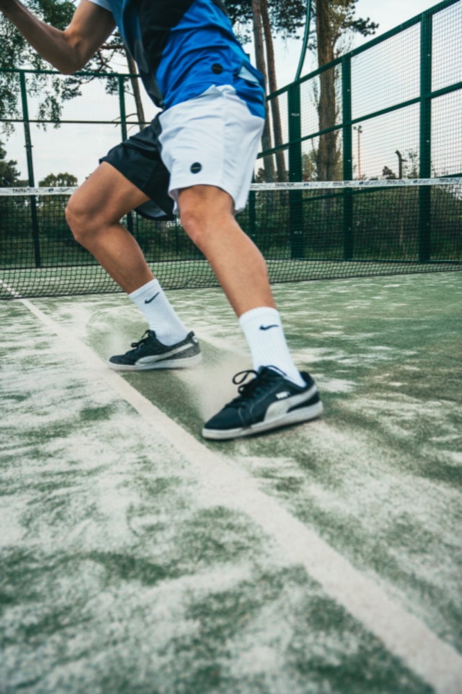 Joueur sprintant sur un court de padel