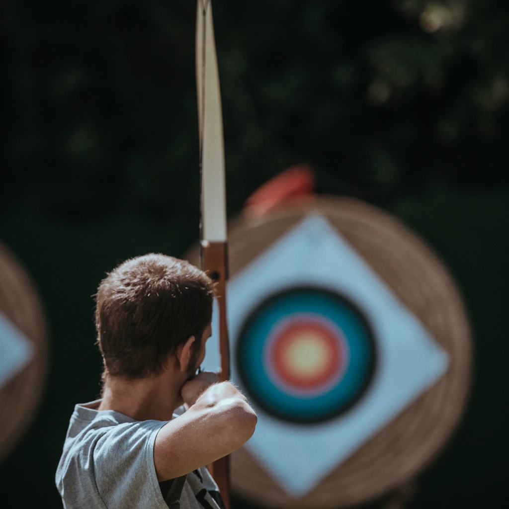 Archer visant une cible de tir